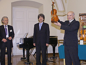 菊田 浩氏 2006年 ヴィエニアフスキー国際バイオリン製作コンクール表彰式に
